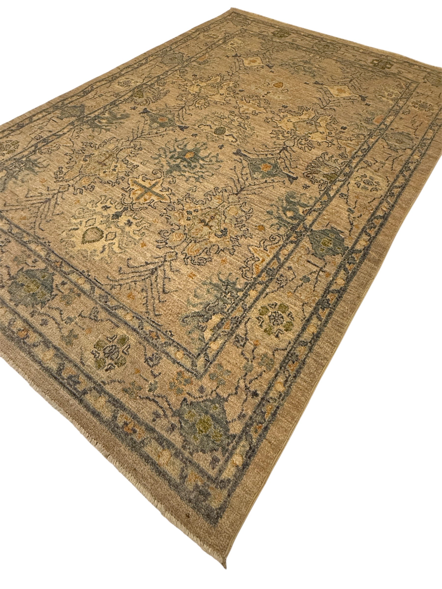 AFGHAANSE FIJN USHAK 125 x 186 CM