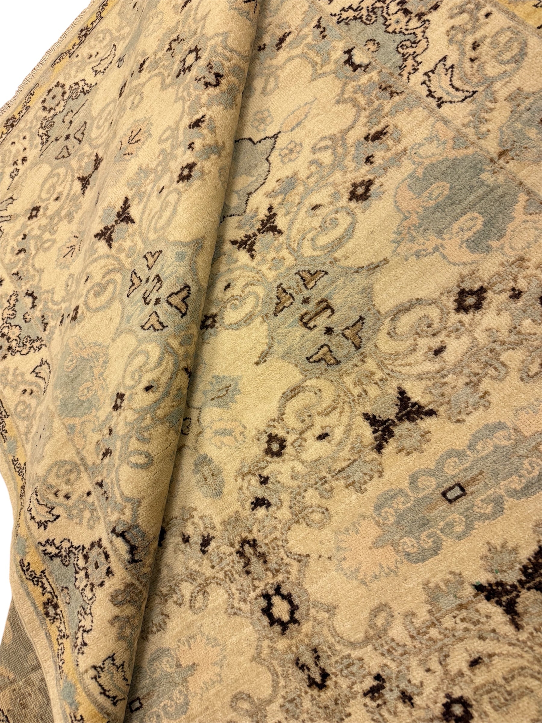 FIJN USHAK 154 X 209 CM