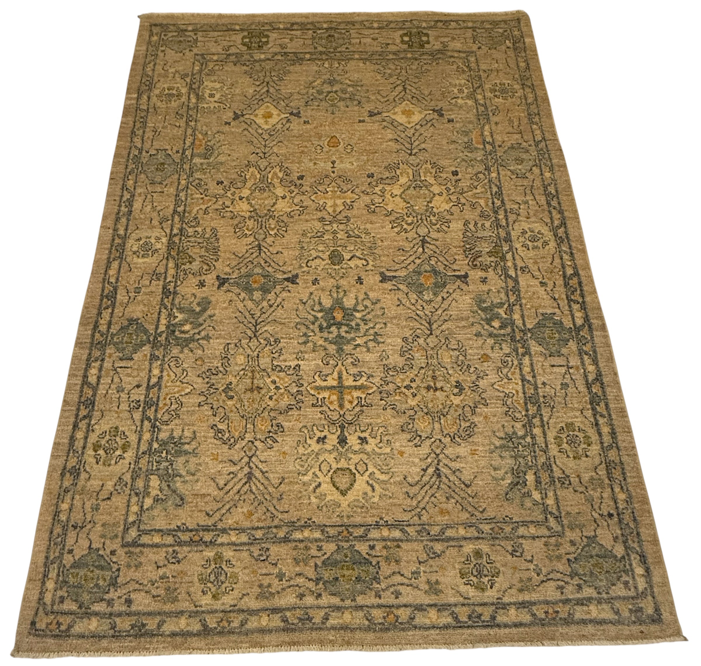 AFGHAANSE FIJN USHAK 125 x 186 CM